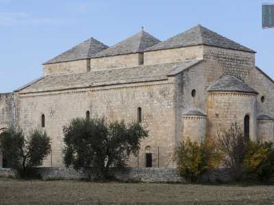 Sconfiniamo definitivamente dal centro storico per l'ultima tappa del nostro viaggio: � impossibile lasciare Valenzano senza aver visto la chiesa di Ognissanti di Cuti, gioiello del XI secolo immerso tra gli ulivi delle campagne circostanti